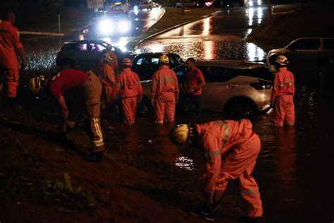 Fotos Chuva Forte Derruba Rvores E Deixa Motoristas Ilhados No Df