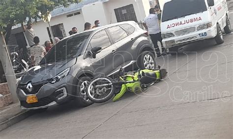 Policías se volaron el pare y se estrellaron contra una camioneta en el