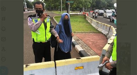 Perempuan Membawa Senjata Api Ditangkap Di Sekitar Istana Negara