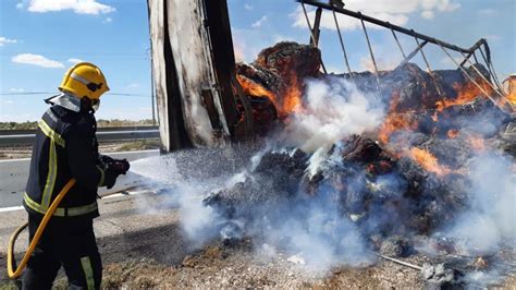 Arde un camión cargado con paja en la A 4 en Santa Cruz de Mudela