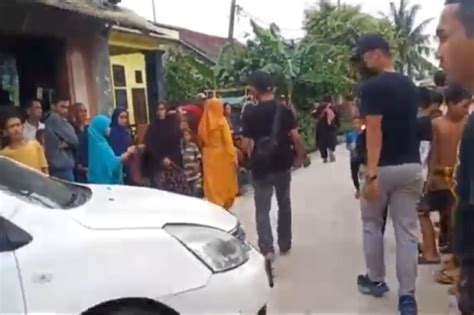 Mencekam Polisi Gerebek Kampung Narkoba Tangkap 3 Wanita Pengedar