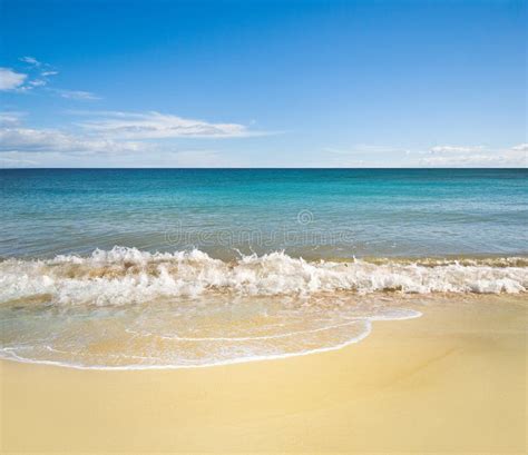 Playa Perfecta En Verano Con La Arena Limpia Cielo Azul Foto De