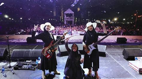 9 Potret Voice Of Baceprot Band Metal Hijaber Asal Garut Yang Sedang