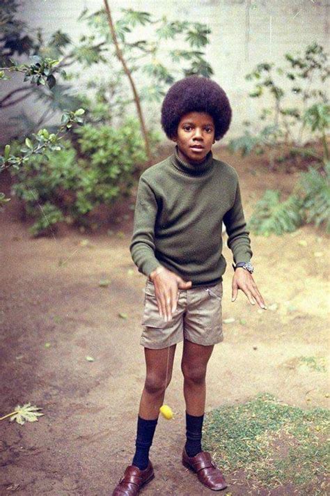 Fotos De Fatos On Twitter O Pequeno Michael Jackson Brincando Um