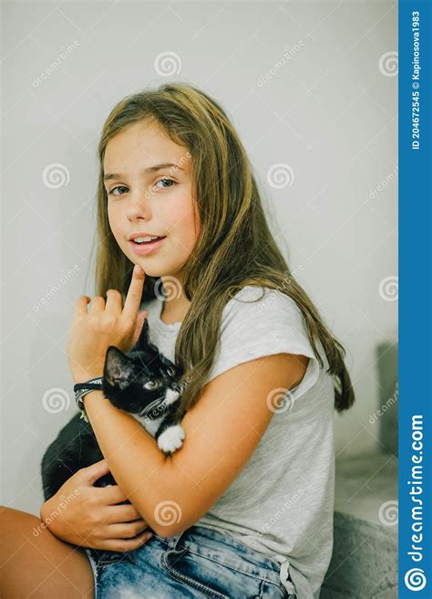 Jolie Jeune Fille Du Caucase Avec Le Chaton Mignon Image Stock Image