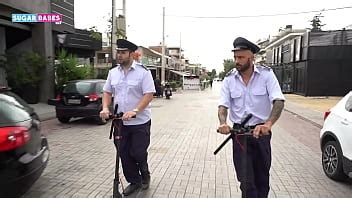SUGARBABESTV PARODIA DEL TRIO DE LA POLICÍA GRIEGA XVIDEOS