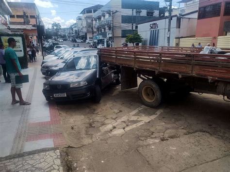 Caminh O Desce Morro De R E Atinge Diversos Ve Culos Em Nova Ven Cia