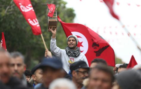 Tunisie 10 Ans Après La Révolution Les Victimes Attendent Encore