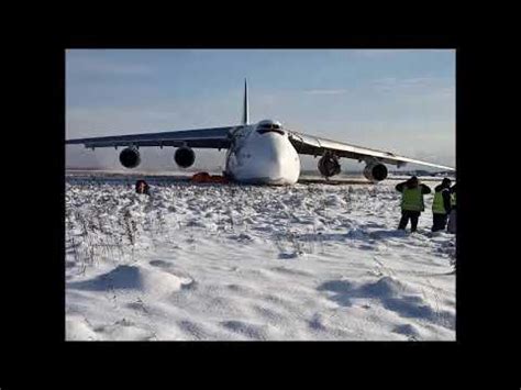 Emergencia un avión se sale de la pista por el colapso del tren de