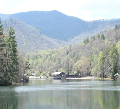 Hiking at Vogel State Park in Northern Georgia | MountainModernLife.com