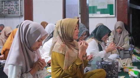 Tarawih Keliling Bupati Klaten Sri Mulyani Terpesona Dengan Masjid Al