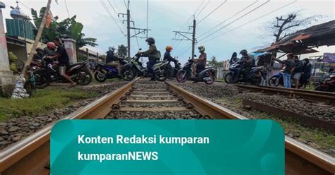 Nekat Terobos Palang Pintu Kereta Di Daan Mogot Pemotor Ini Tewas