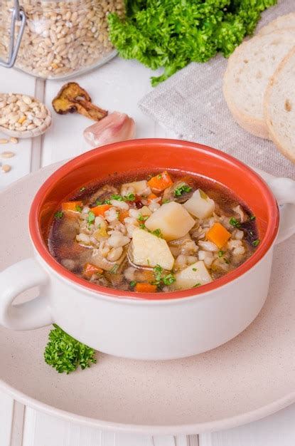 Sopa Vegana Con Cebada Perlada Verduras Y Champi Ones Foto Premium