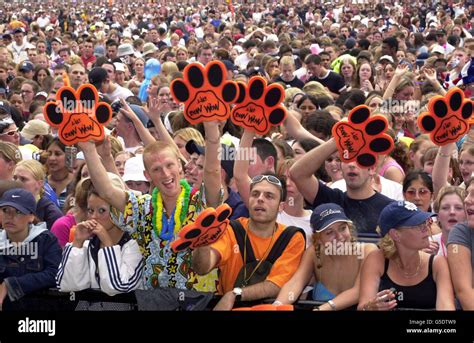 The crowd approximately 100 hi-res stock photography and images - Alamy