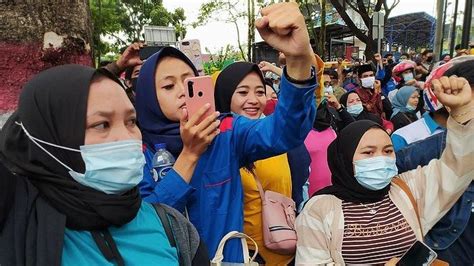 Perempuan Cantik Ini Ikut Demo Tolak UU Cipta Kerja Apa Kata Mereka