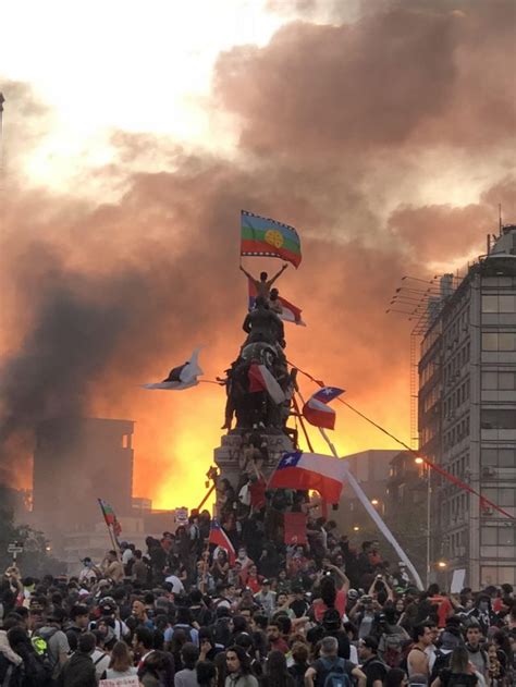 O Chile Acordou Autora Da Foto Viral Que Marcou Protestos Conta O Que Sentiu Ao Capturar