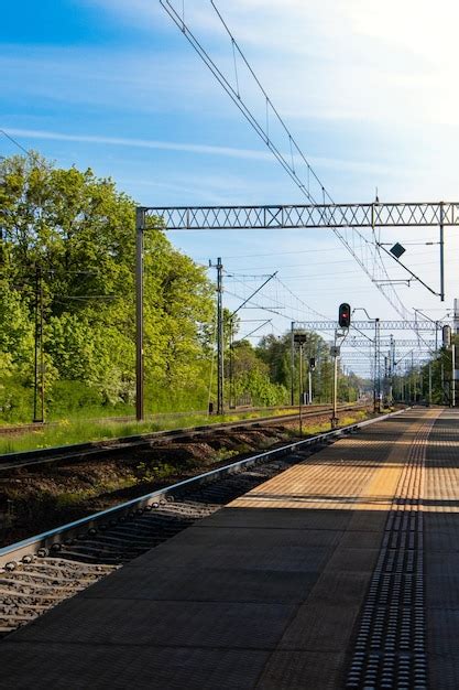 Estación de tren el camino a seguir ferrocarril para tren vía férrea