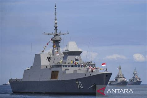 17 armada Kapal Perang Asing berlabuh di Laut Makassar - ANTARA News