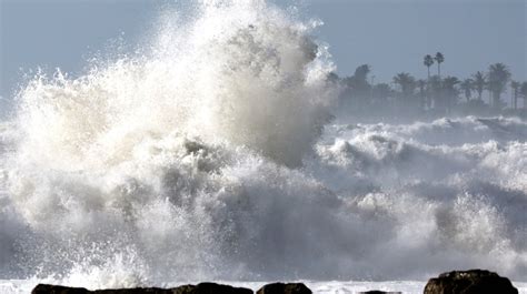 Huge California Waves Send Bystanders Fleeing in Video - Men's Journal