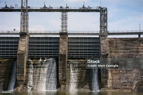 Photo Libre De Droit De Ancien Barrage Hydroélectrique Montrant Des