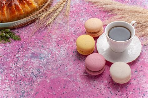 Draufsicht Leckere Erdbeerkuchen Mit Tasse Tee Und Macarons Auf Rosa