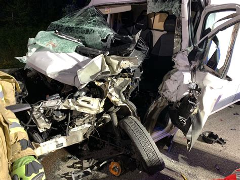 A2 bei Peine Tödlicher Unfall Transporter kracht auf Lkw news38 de