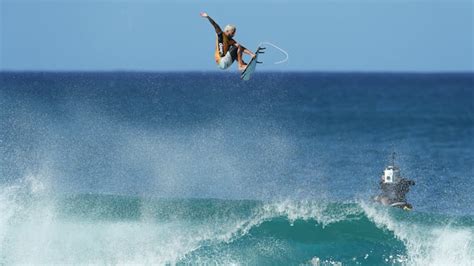 Italo Ferreira Wins The 2019 Pipe Masters To Clinch His First WSL World