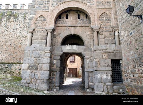 Puerta vieja de bisagra hi-res stock photography and images - Alamy