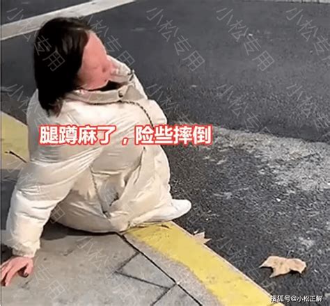 女子醉倒在路边，一夜醒来发现裤子没了，蹲在地上崩溃大哭