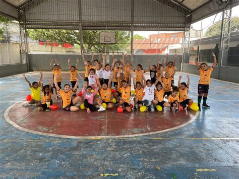 Aulas gratuitas de futsal para crianças e jovens estão inscrições