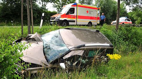 Korbach Autofront zerstört Fahrer leicht verletzt