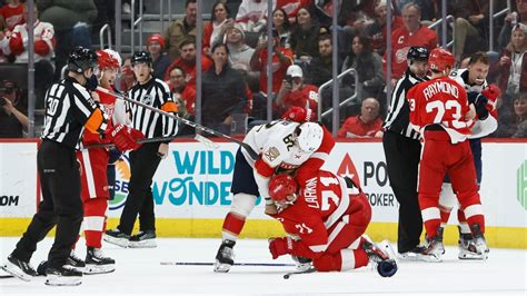 Travers La Lnh Des Nouvelles De Dylan Larkin D Ilya Lyubushkin Et