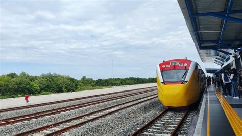 Kereta Api Pertama Di Sulawesi Selatan Resmi Beroperasi