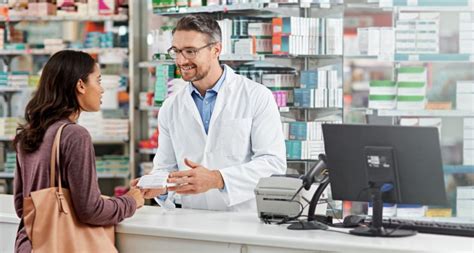 Le préparateur en pharmacie prépare les médicaments