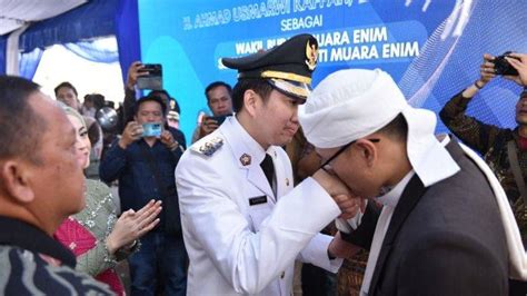 Momen Penuh Haru Warga Peluk Ahmad Usmarwi Kaffah Usai Dilantik Plt