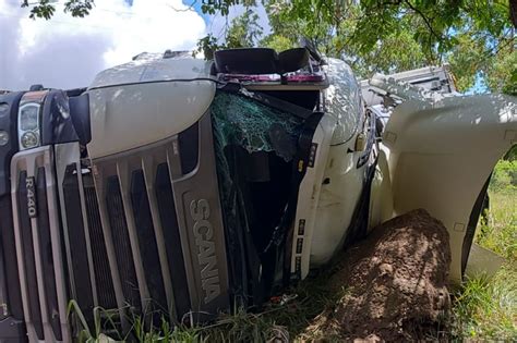 Caminh O Tomba Em Itabirito E Trava Br