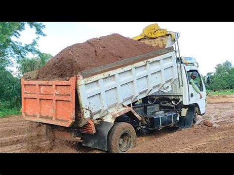 Dump Truk Isuzu Elf Jomplang Muatan Tanah Timbunan Youtube