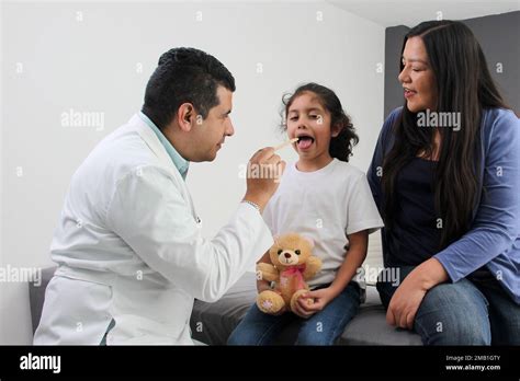 La M Re De Latina S Occupe Et Accompagne Sa Petite Fille Au Bureau Du M Decin Sp Cialiste