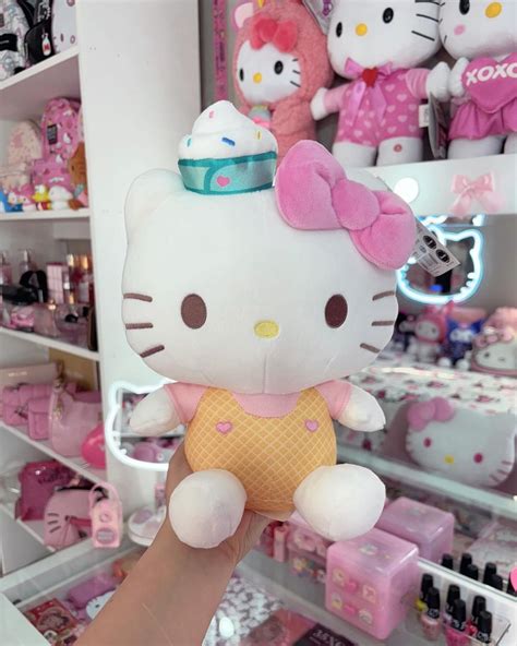 Hello Kitty Marshmallow Pops