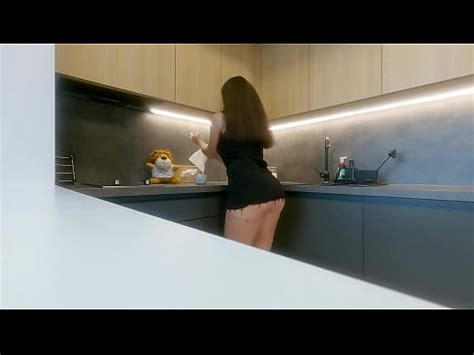 Ama De Casa MILF Morena Sexy Y Caliente En Casa Sin Bragas Con Una Minifalda Corta Para Mostrar