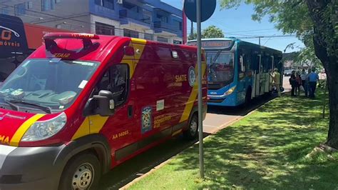 Idosa fica ferida ao sofrer queda dentro do transporte coletivo Vídeo