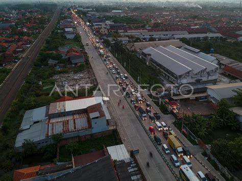 Pantura Padat Imbas Penerapan Jalur Satu Arah Di Jalan Tol Antara Foto