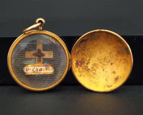 Lot De Pendentif Reliquaire En Or Jaune Contenant Une Relique De La