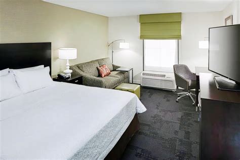 Hampton Inn Suites - Gainesville Downtown, Gainesville, FL : hotel during the day - Dayuse.com