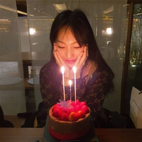 황신혜 딸 이진이 명품옷에 케이크 두고 생일 맞이…귀엽게 손가락으로 21 네이트 뉴스