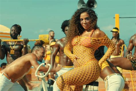 Anitta lança novo clipe em favela e sofre patrulhamento nas redes