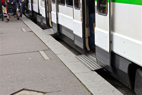 列車とホームの隙間に男児転落 鉄道で国づくり