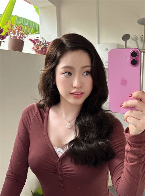 Phong cách thời trang bốc lửa hiện tại của hot girl thị phi Thúy Vi