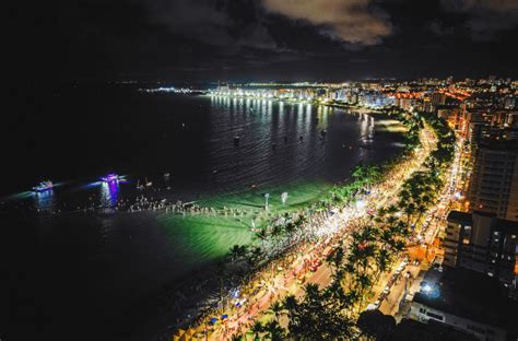 Luau Massayó encanta turistas em noite de superlua na orla de Ponta