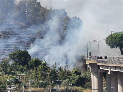 Incendio Sulle Colline Di Camaro Vigili Del Fuoco Al Lavoro Foto